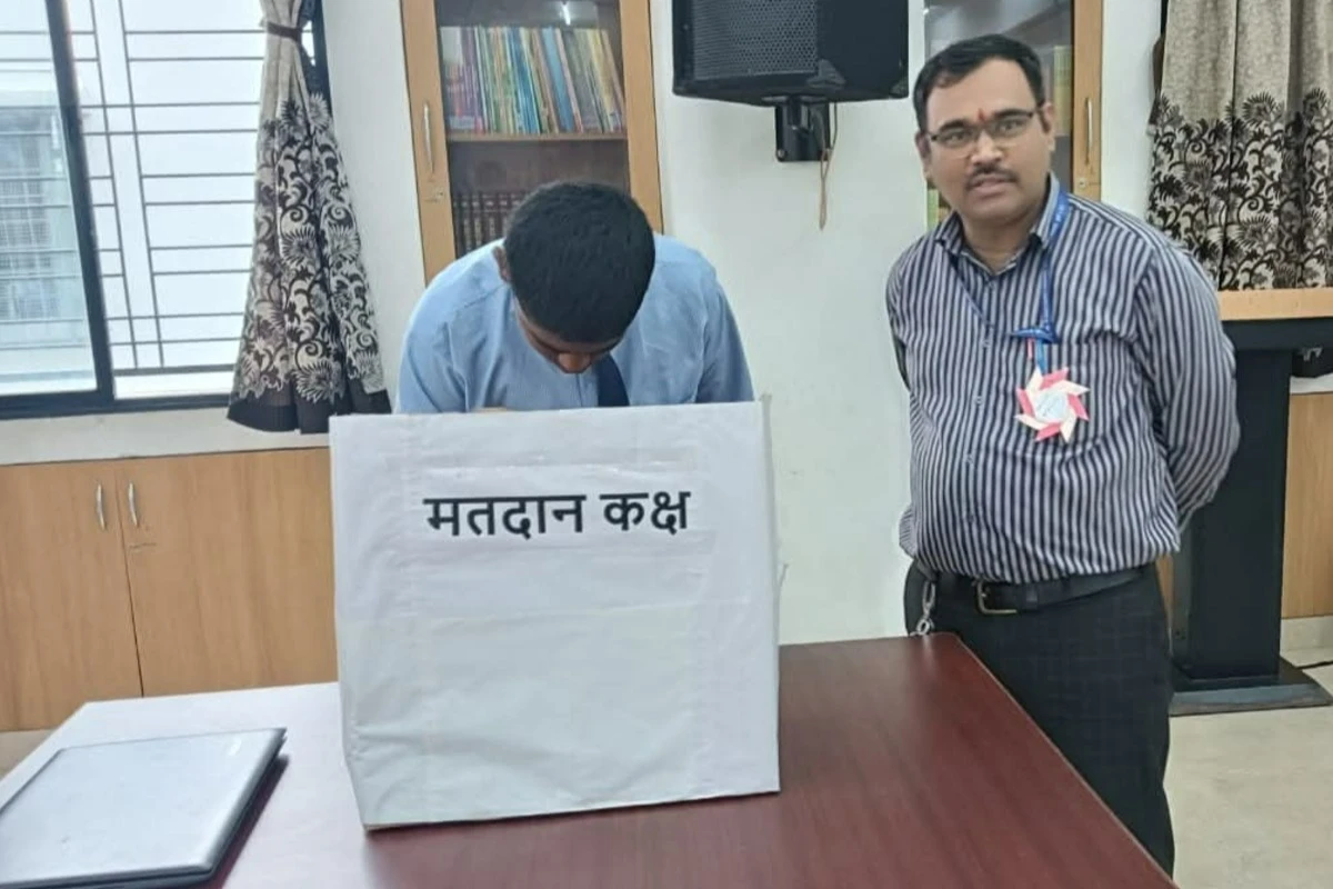 गोळवलकर गुरुजी माध्यमिक विद्यालयात कागदविरहीत विद्यार्थी प्रतिनिधी निवडणूक  
