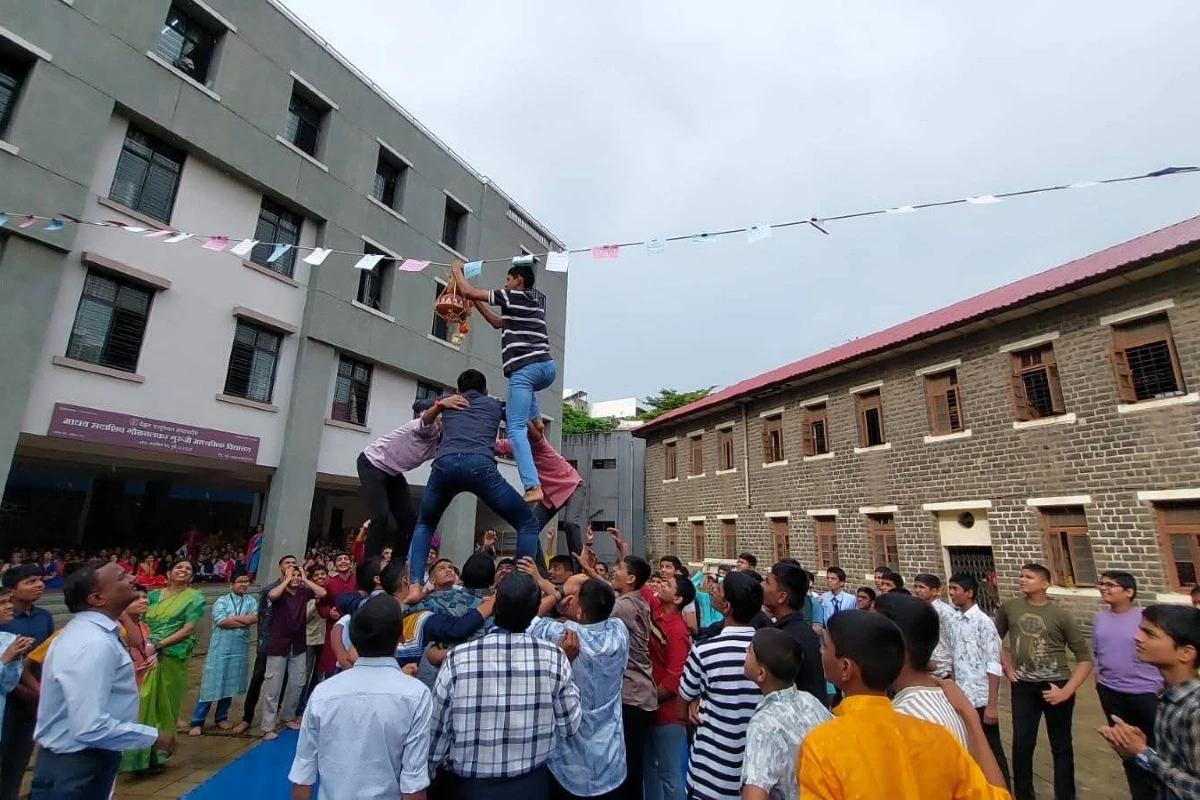 गोळवलकर गुरुजी विद्यालयात दहीहंडीचा उत्साह, विद्यार्थ्यांचा जल्लोष 