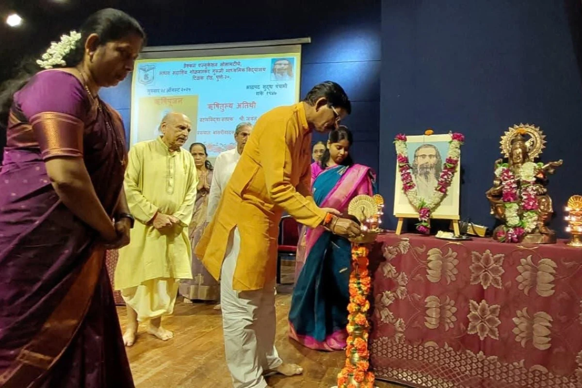गोळवलकर गुरुजी विद्यालयात *ऋषिपंचमी निमित्त डॉ. केशव गिंडे आणि जयंत फडके यांचा सन्मान